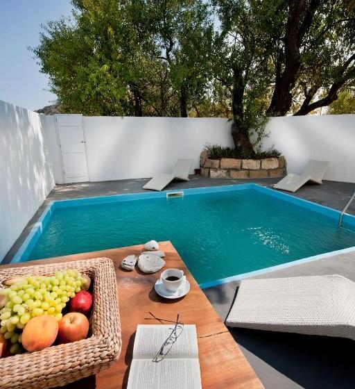 سوییت با استخر, Nefeli