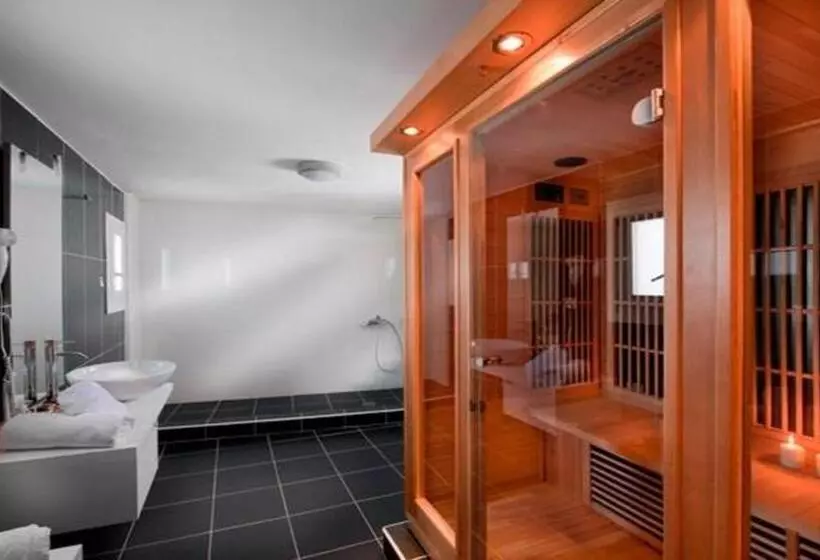 Suite avec Piscina, Nefeli