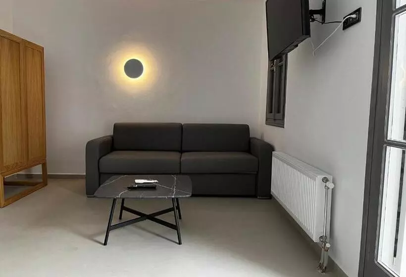 Junior Suite, Nefeli