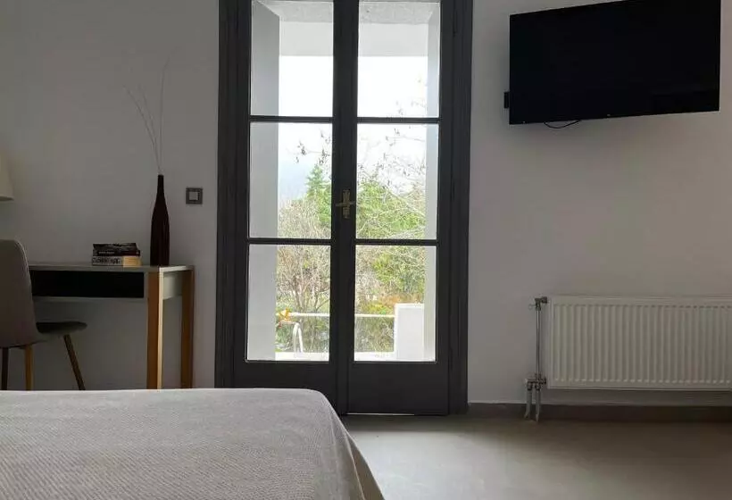 Junior Suite, Nefeli