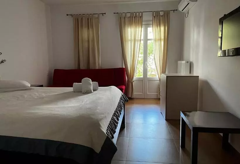 Chambre Triple Deluxe, Nefeli