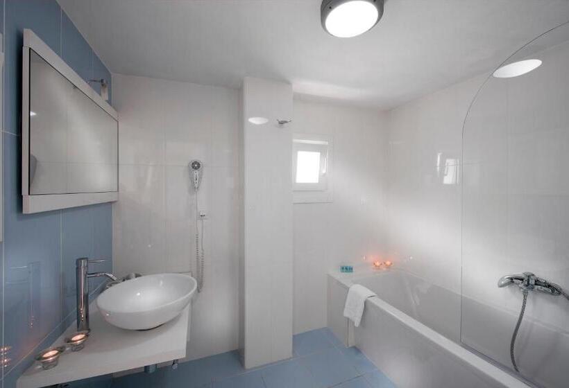 اتاق خانوادگی, Nefeli