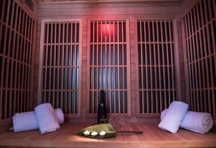 سوییت با استخر, Nefeli