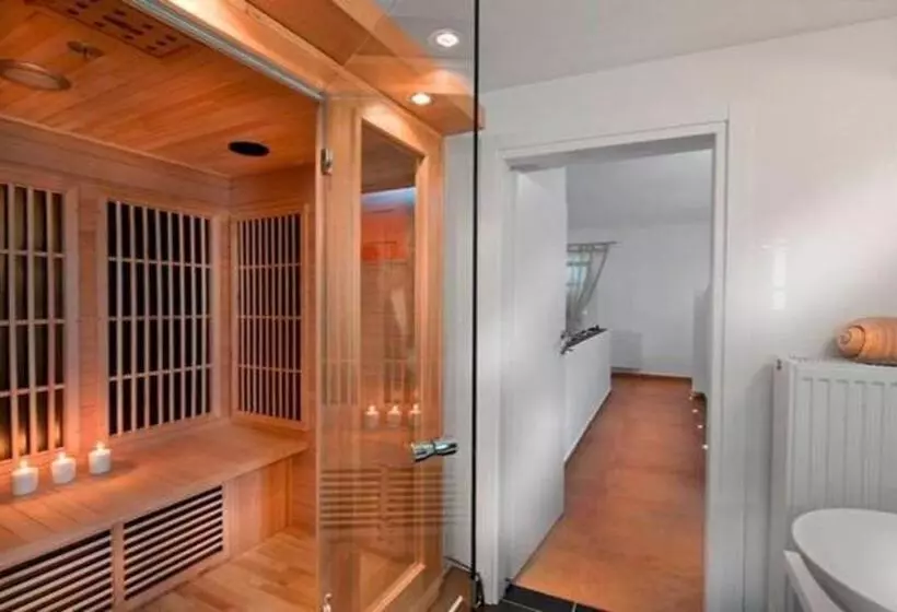 Suite avec Piscina, Nefeli