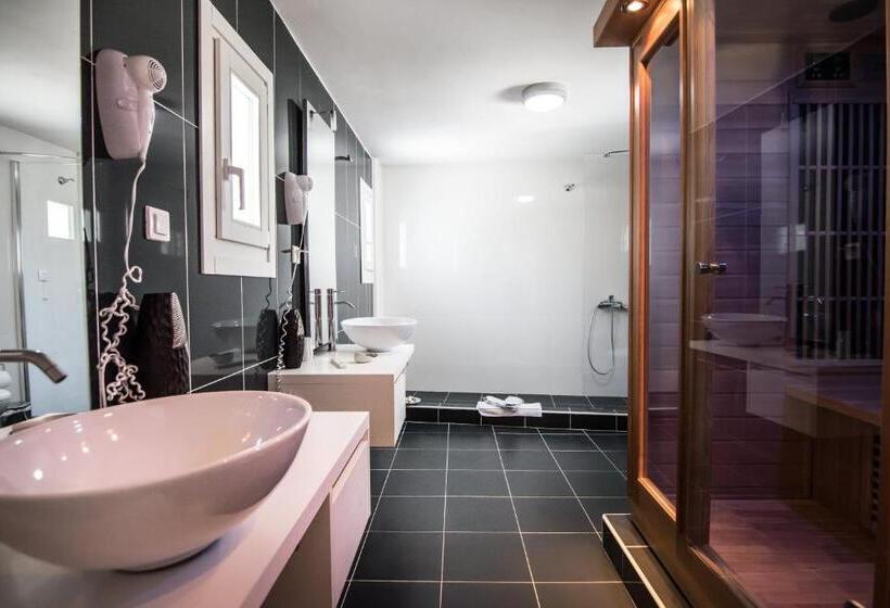 سوییت با استخر, Nefeli