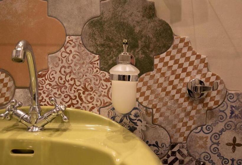 غرفة قياسية مطلّة علي البحر, Nidimos