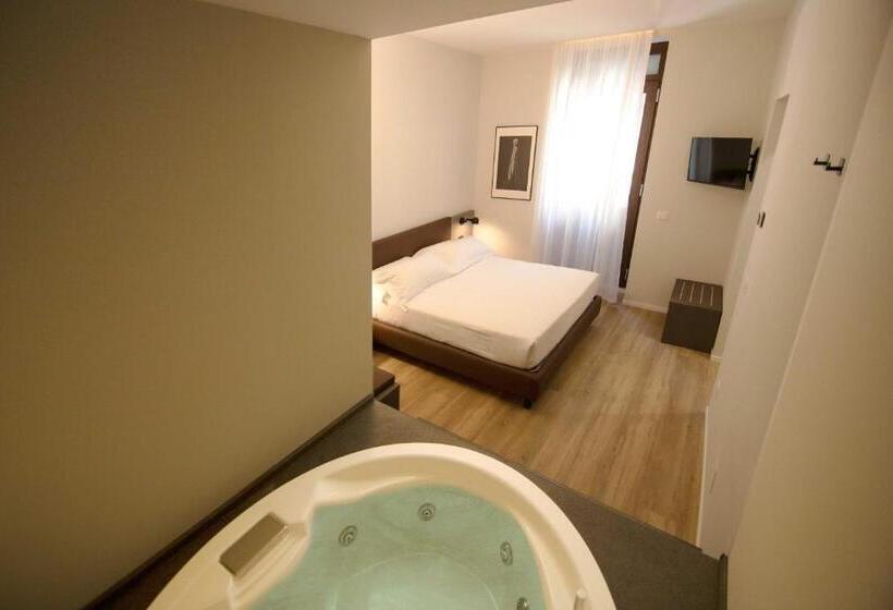 סוויטה עם ג'קוזי, Orientale