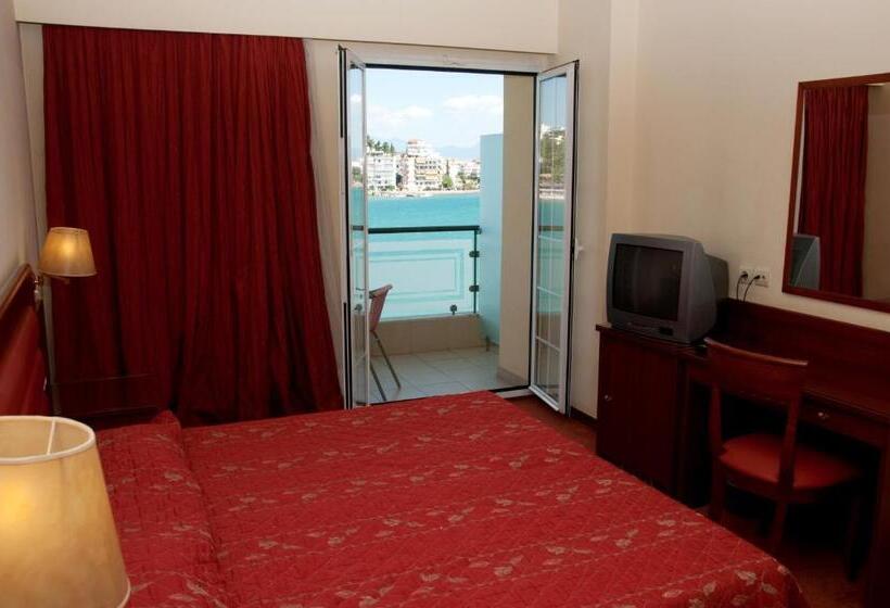 חדר סטנדרט לשלושה, Paliria