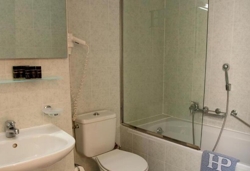 חדר סטנדרט לשלושה, Paliria