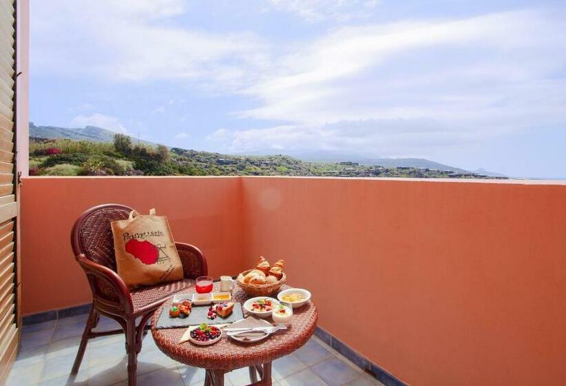 디럭스 트리플 룸, Suvaki Resort