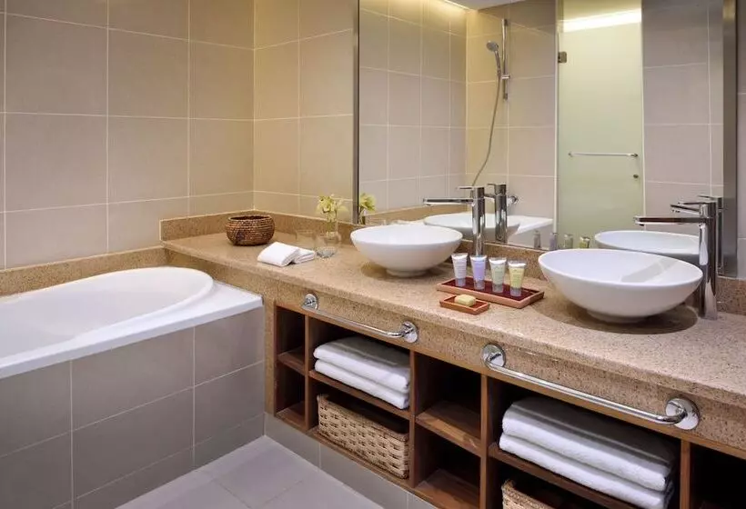سوییت با چشمانداز دریا, Movenpick Resort & Spa Tala Bay Aqaba