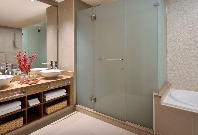 سوییت با چشمانداز دریا, Movenpick Resort & Spa Tala Bay Aqaba