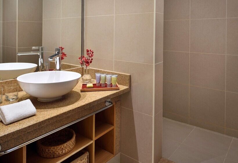 اتاق سوپریور با چشمانداز استخر, Movenpick Resort & Spa Tala Bay Aqaba