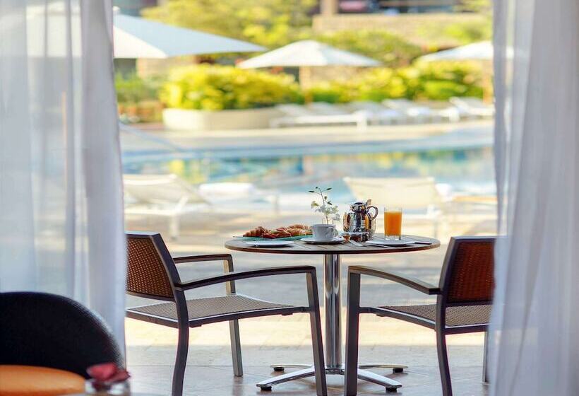 اتاق سوپریور با چشمانداز استخر, Movenpick Resort & Spa Tala Bay Aqaba