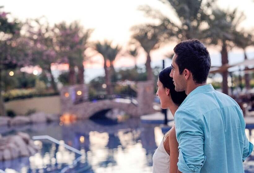 اتاق سوپریور با چشم‌انداز استخر, Movenpick Resort & Spa Tala Bay Aqaba