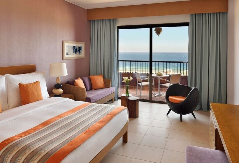 اتاق سوپریور با چشم‌انداز استخر, Movenpick Resort & Spa Tala Bay Aqaba