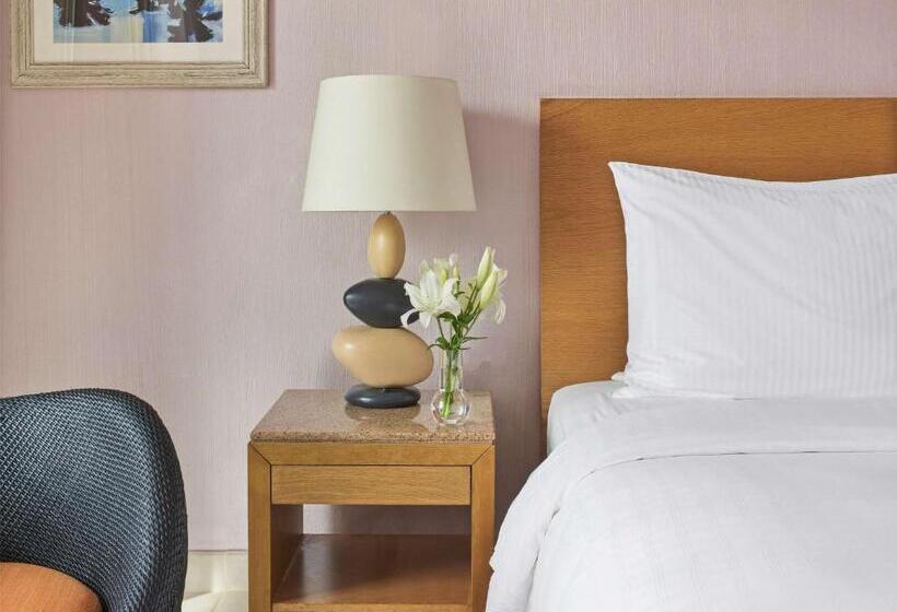 اتاق سوپریور با چشمانداز استخر, Movenpick Resort & Spa Tala Bay Aqaba