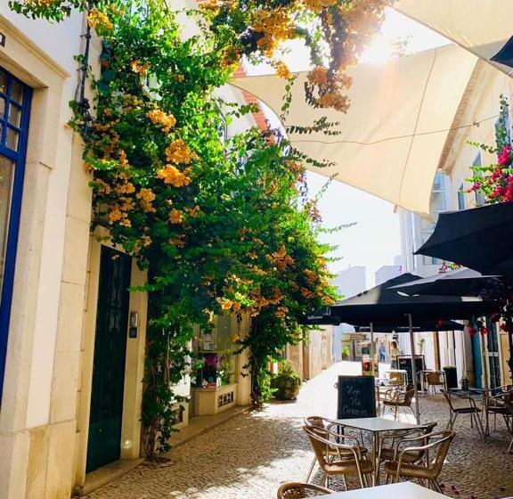 اتاق لوکس با بالکن, Senhor Gigi