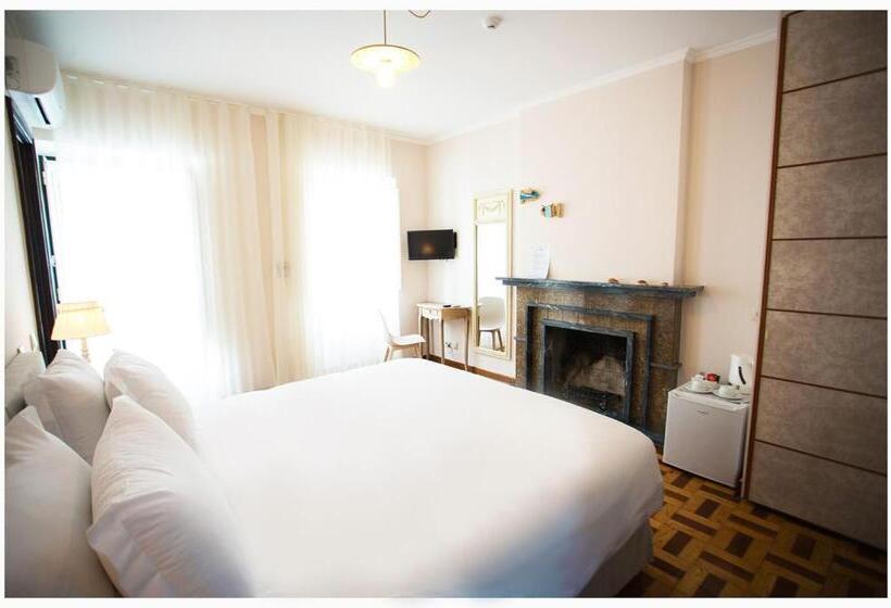 اتاق لوکس با بالکن, Senhor Gigi