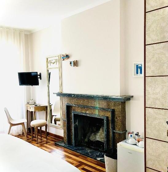 اتاق لوکس با بالکن, Senhor Gigi