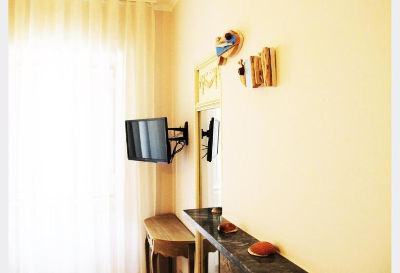 اتاق لوکس با بالکن, Senhor Gigi