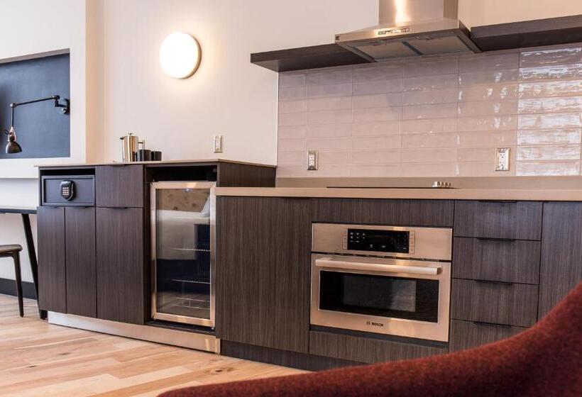 行政套房, Hew & Draw