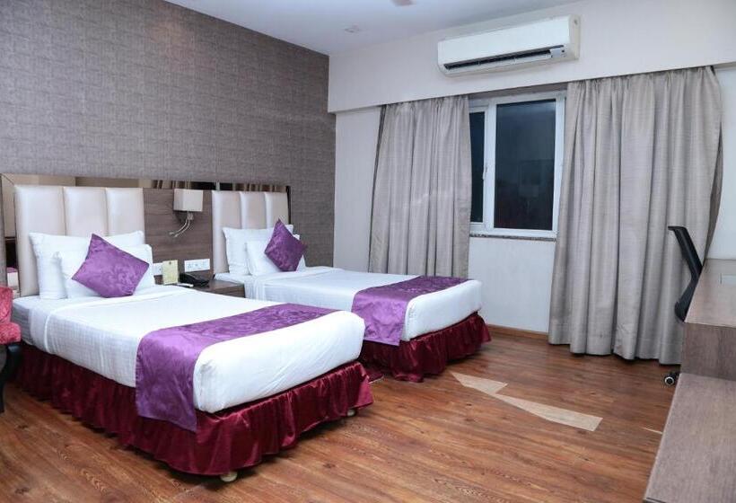 デラックスルーム, Kc Manor