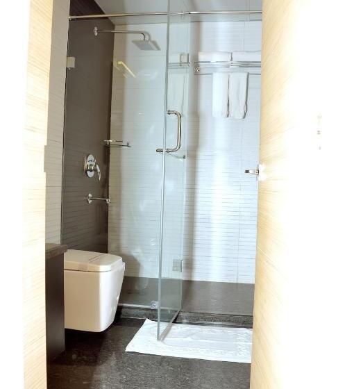 スタンダードルーム, Kc Manor