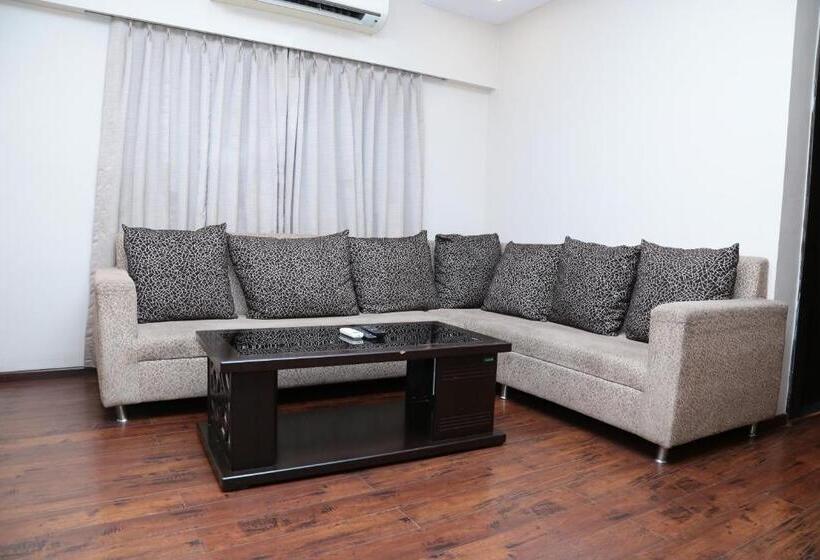 エクゼクティブスイート, Kc Manor