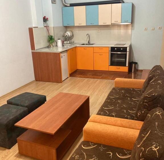 דירת חדר, Provans Famili