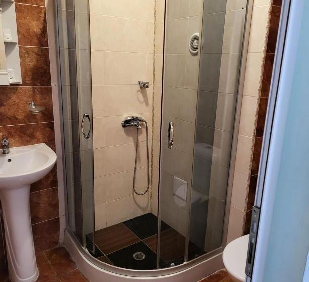 חדר סטנדרט לשלושה, Provans Famili