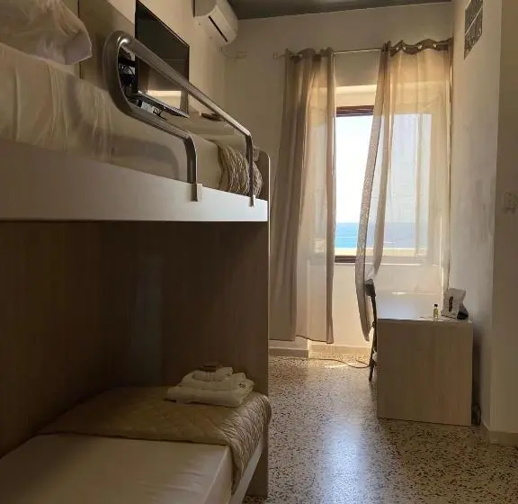 اتاق استاندارد چهار تخته با چشم‌انداز دریا, B&b Laudato Sii Tropea