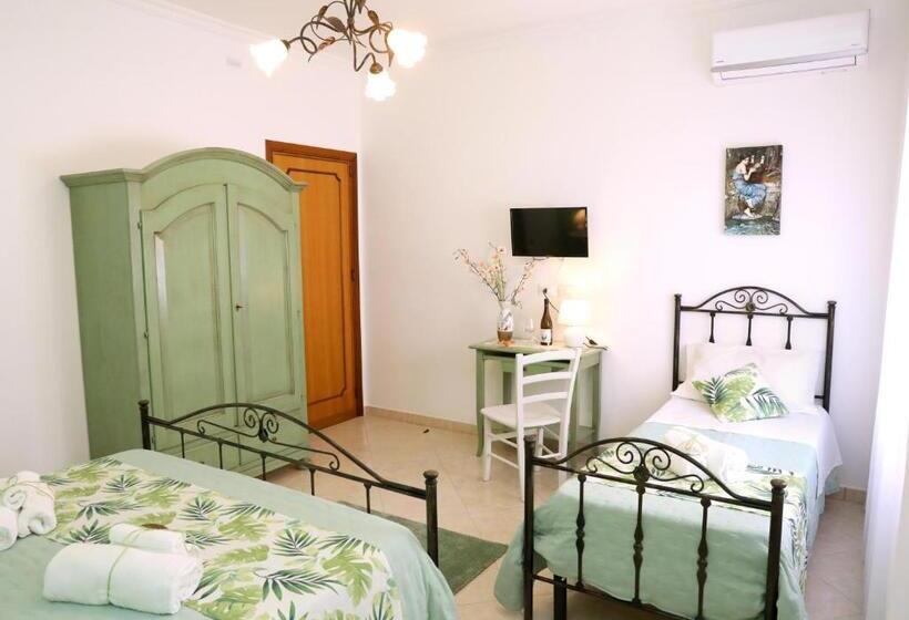 غرفة قياسية ثلاثية مع حمام خارجي, Marsala D'amare