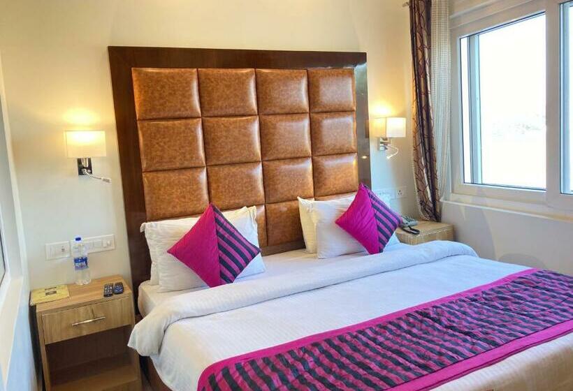 キングサイズベッドのデラックスルーム, Guru Surbhi