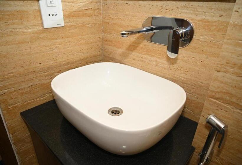 デラックスルーム, Guru Surbhi