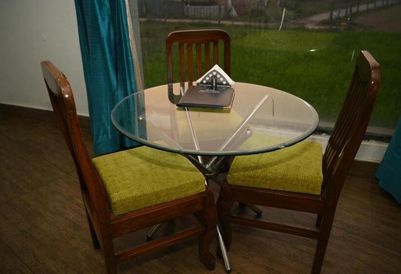 キングサイズベッドのデラックスルーム, Guru Surbhi