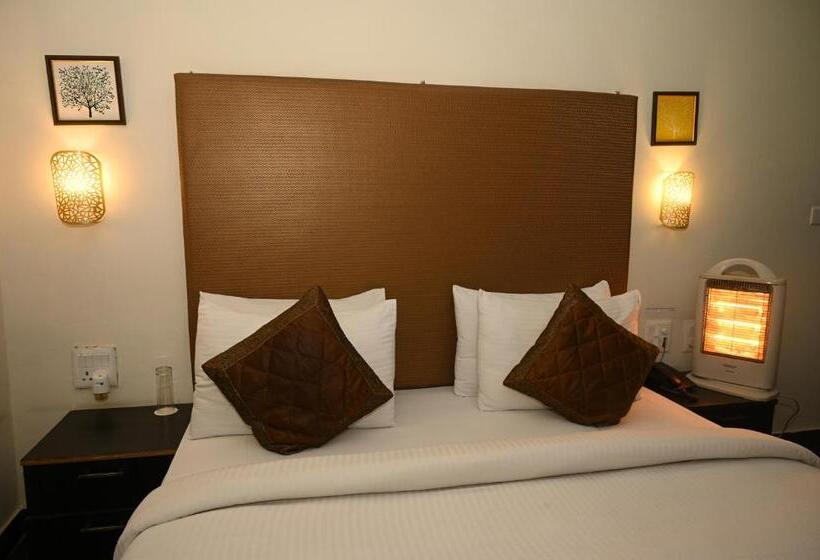 キングサイズベッドのデラックスルーム, Guru Surbhi