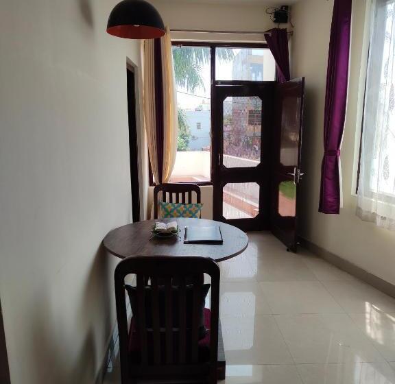 ファミリールーム, Guru Surbhi