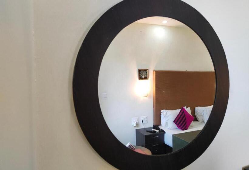 キングサイズベッドのデラックスルーム, Guru Surbhi