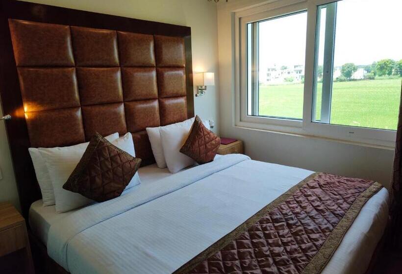 キングサイズベッドのデラックスルーム, Guru Surbhi