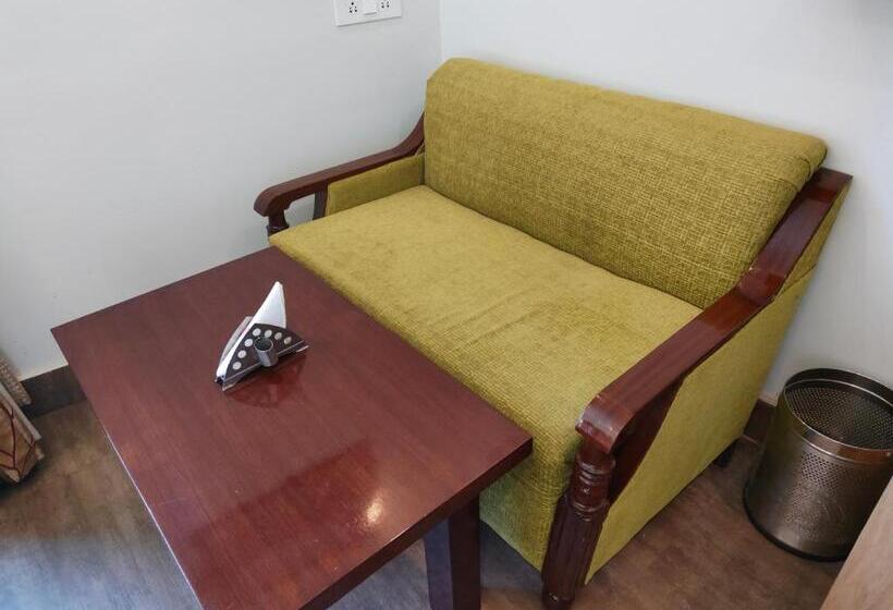 キングサイズベッドのデラックスルーム, Guru Surbhi