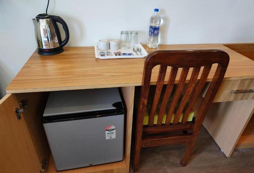 キングサイズベッドのデラックスルーム, Guru Surbhi