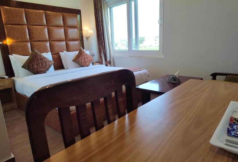 キングサイズベッドのデラックスルーム, Guru Surbhi