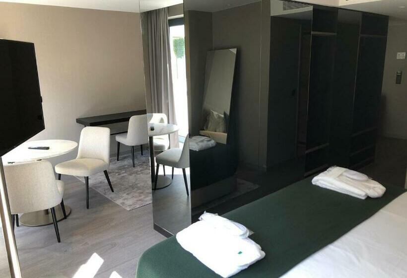 سوییت, Omid Saldanha