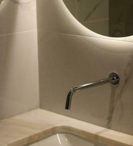 سوییت جونیور با بالکن, Omid Saldanha