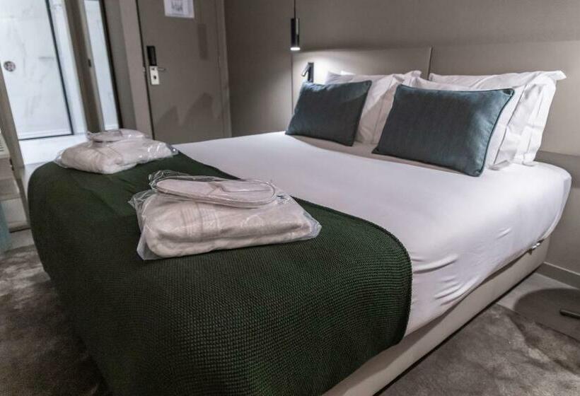 اتاق سوپریور, Omid Saldanha