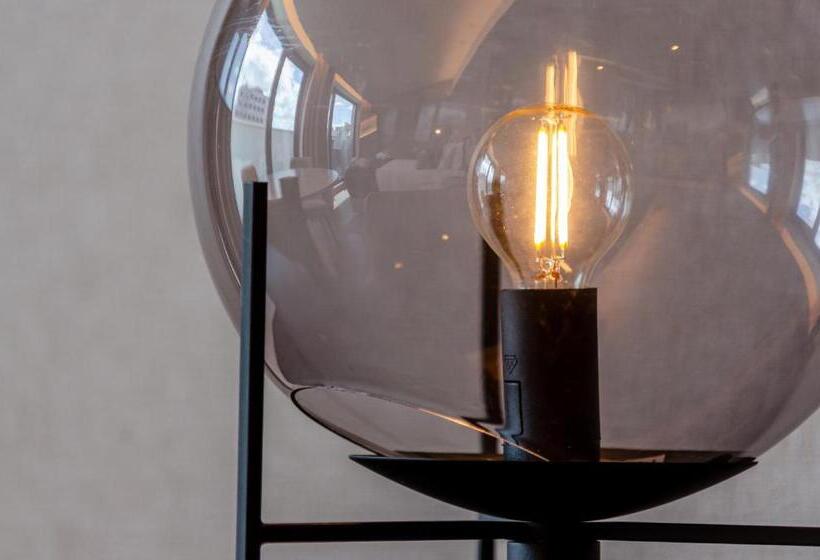 سوییت, Omid Saldanha