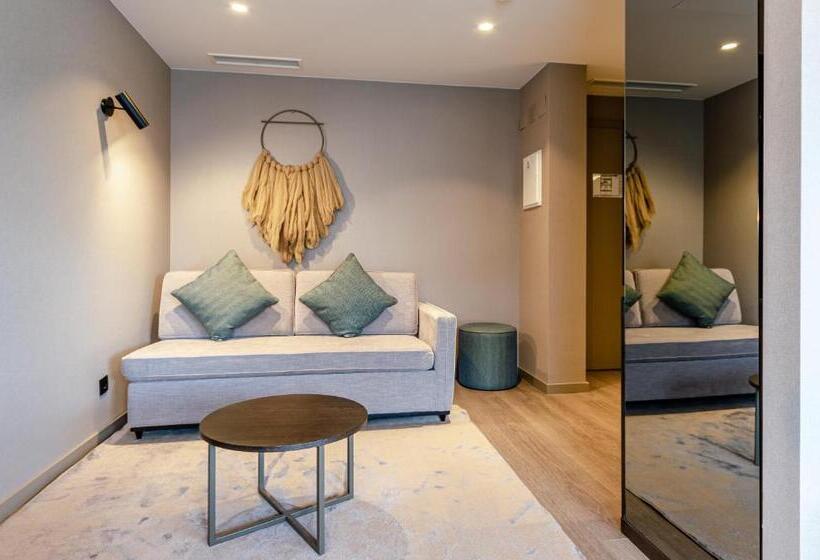 سوییت, Omid Saldanha