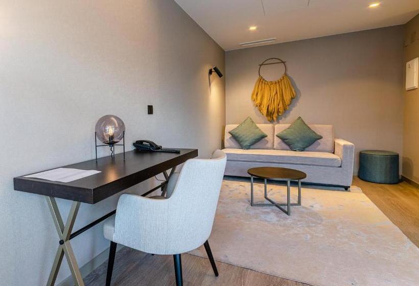 سوییت, Omid Saldanha