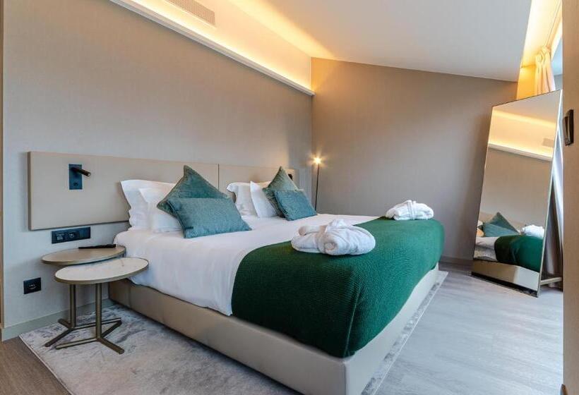 سوییت, Omid Saldanha